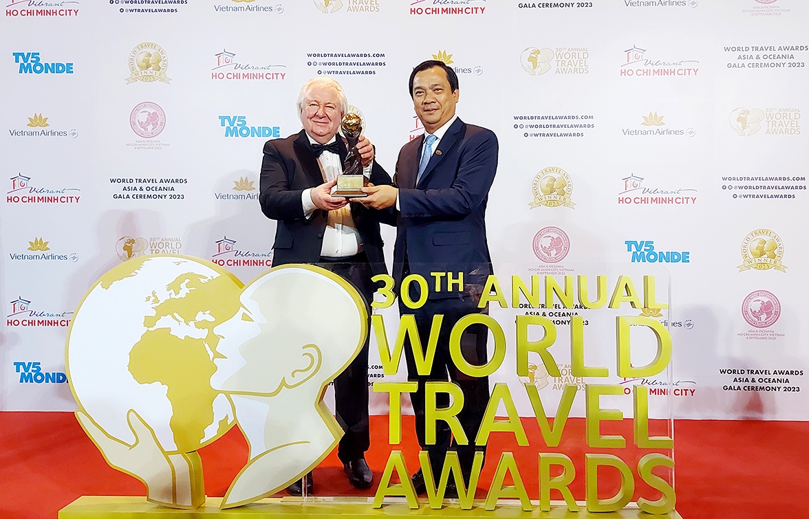 Cục trưởng Nguyễn Trùng Khánh cùng lãnh đạo Cục Du lịch Quốc gia Việt Nam và ông Graham Cooke - nhà sáng lập, Chủ tịch World Travel Awards